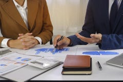 Предприниматели встречая идею дизайна, профессиональный инвестора работая в офисе для проекта начала вверх нового стоковые фотографии rf Предприниматели встречая идею дизайна, профессиональный инвестора работая в офисе для проекта начала вверх нового стоковые фотографии rf