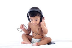 Прелестная babyboy слушая музыка стоковые изображения Прелестная babyboy слушая музыка стоковые изображения