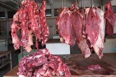 Свежее мясо для продажи показывает на рынке стойла стоковая фотография Свежее мясо для продажи показывает на рынке стойла стоковая фотография