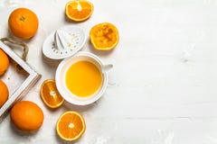 Свежие апельсины в подносе и juicer стоковые фотографии rf Свежие апельсины в подносе и juicer стоковые фотографии rf