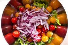 Свежий салат с rucola, томатами вишней, сыром фета и красным луком в шаре Взгляд сверху стоковая фотография rf Свежий салат с rucola, томатами вишней, сыром фета и красным луком в шаре Взгляд сверху стоковая фотография rf