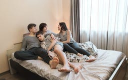 Семья ослабляя совместно в концепции семьи BedÑŽ счастливой стоковое изображение Семья ослабляя совместно в концепции семьи BedÑŽ счастливой стоковое изображение
