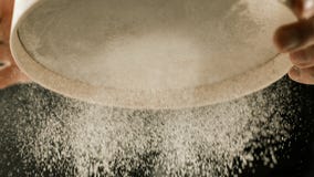Сетка муки в мужских руках шеф-повара в кухне стоковая фотография Сетка муки в мужских руках шеф-повара в кухне стоковая фотография