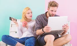 Сеть social содержания оприходования интернета пар занимаясь серфингом Shocking содержание Работа создателей пар содержимая с ком стоковое изображение rf Сеть social содержания оприходования интернета пар занимаясь серфингом Shocking содержание Работа создателей пар содержимая с ком стоковое изображение rf