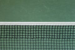 Сеть теннисного корта на зеленой предпосылке стены стоковое фото rf Сеть теннисного корта на зеленой предпосылке стены стоковое фото rf