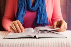 Серьезный студент женщины прочитал концепцию книги, вероисповедания или образования стоковые фотографии rf Серьезный студент женщины прочитал концепцию книги, вероисповедания или образования стоковые фотографии rf