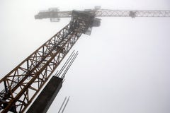 Силуэт крана и рамки здания стоковая фотография rf Силуэт крана и рамки здания стоковая фотография rf