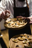 Экзотическая еда degustated на роскошном корпоративном событии обедающего стоковое фото Экзотическая еда degustated на роскошном корпоративном событии обедающего стоковое фото