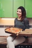 Эмоциональная счастливая девушка держа итальянскую пиццу в бумажной раскрытой коробке стоковое изображение rf Эмоциональная счастливая девушка держа итальянскую пиццу в бумажной раскрытой коробке стоковое изображение rf
