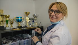 Специалист с пуками искусственных ресниц для расширений ресницы Выбранный фокус стоковая фотография rf Специалист с пуками искусственных ресниц для расширений ресницы Выбранный фокус стоковая фотография rf
