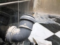 Сшитые канализационные трубы в кирпичной стене и трубе пропилена стоковая фотография rf Сшитые канализационные трубы в кирпичной стене и трубе пропилена стоковая фотография rf