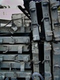 Стог частей металла, помещенный плотно, на городской строительной площадке на дневном свете, в черно-белом стоковая фотография Стог частей металла, помещенный плотно, на городской строительной площадке на дневном свете, в черно-белом стоковая фотография