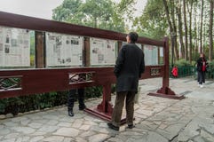 старший чтения газеты человека стоковое изображение rf старший чтения газеты человека стоковое изображение rf