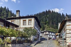 Старые дома и улицы в историческом городке Shiroka Laka, Болгарии стоковые изображения Старые дома и улицы в историческом городке Shiroka Laka, Болгарии стоковые изображения