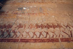 Старые египетские картины и иероглифы на стене в комплексе виска Karnak в Луксоре, Египте стоковое фото Старые египетские картины и иероглифы на стене в комплексе виска Karnak в Луксоре, Египте стоковое фото