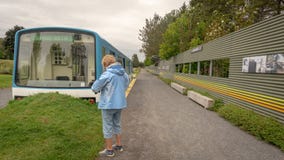 Старый автомобиль метро Монреаля установленный на вход садов Reford, Metis-sur-mer, Квебек, Канаду стоковая фотография rf Старый автомобиль метро Монреаля установленный на вход садов Reford, Metis-sur-mer, Квебек, Канаду стоковая фотография rf