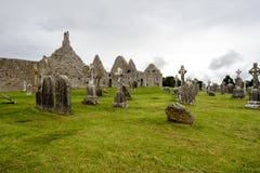 Старый монашеский город Clonmacnoise в Ирландии стоковая фотография Старый монашеский город Clonmacnoise в Ирландии стоковая фотография