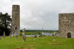 Старый монашеский город Clonmacnoise в Ирландии стоковые фотографии rf Старый монашеский город Clonmacnoise в Ирландии стоковые фотографии rf