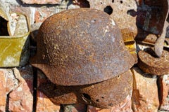 Старый ржавый немецкий шлем времен Второй Мировой Войны стоковые изображения rf Старый ржавый немецкий шлем времен Второй Мировой Войны стоковые изображения rf