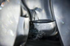 Стеклянный чайник с предпосылкой bokeh стоковые изображения Стеклянный чайник с предпосылкой bokeh стоковые изображения