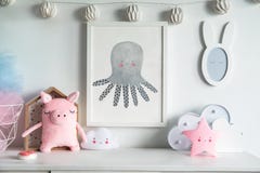 Стильная скандинавская newborn полка младенца с насмешкой вверх по рамке, коробке, плюшевому мишке и игрушкам фото стоковые изображения Стильная скандинавская newborn полка младенца с насмешкой вверх по рамке, коробке, плюшевому мишке и игрушкам фото стоковые изображения