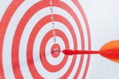Стрелки концепции руководства по цели archery концепции дела цели dartboard стоковые изображения rf Стрелки концепции руководства по цели archery концепции дела цели dartboard стоковые изображения rf