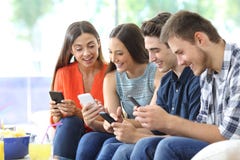Счастливая группа в составе друзья проверяя умные телефоны стоковые фотографии rf Счастливая группа в составе друзья проверяя умные телефоны стоковые фотографии rf