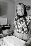 Счастливая, усмехаясь старуха, бабушка, старший печь, варя в кухне на уютном доме Средняя европейская культура стоковые изображения Счастливая, усмехаясь старуха, бабушка, старший печь, варя в кухне на уютном доме Средняя европейская культура стоковые изображения