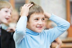 Счастливые дети в школьном классе Дети имеют делать тренировки мальчик учит основной прочитанный школьный учителя к стоковая фотография Счастливые дети в школьном классе Дети имеют делать тренировки мальчик учит основной прочитанный школьный учителя к стоковая фотография