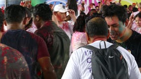 Счастливые танцы людей и праздновать фестиваль Holi цветов Счастливые танцы людей и праздновать фестиваль Holi цветов
