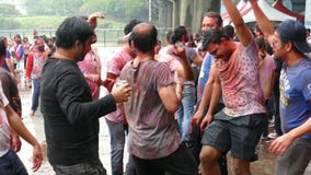 Счастливые танцы людей и праздновать фестиваль Holi цветов Счастливые танцы людей и праздновать фестиваль Holi цветов