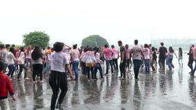 Счастливые танцы людей и праздновать фестиваль Holi цветов Счастливые танцы людей и праздновать фестиваль Holi цветов