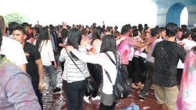 Счастливые танцы людей и праздновать фестиваль Holi цветов Счастливые танцы людей и праздновать фестиваль Holi цветов