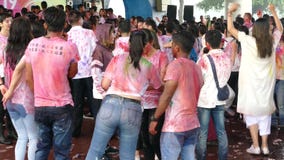 Счастливые танцы людей и праздновать фестиваль Holi цветов Счастливые танцы людей и праздновать фестиваль Holi цветов