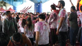 Счастливые танцы людей и праздновать фестиваль Holi цветов Счастливые танцы людей и праздновать фестиваль Holi цветов
