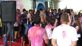 Счастливые танцы людей и праздновать фестиваль Holi цветов Счастливые танцы людей и праздновать фестиваль Holi цветов