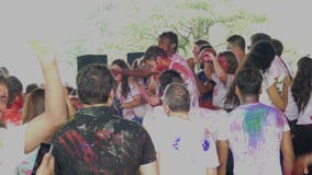 Счастливые танцы людей и праздновать фестиваль Holi цветов Счастливые танцы людей и праздновать фестиваль Holi цветов