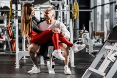 Счастливые романтичные атлетические пары Худенькая красивая девушка сидит на коленях сильного атлетического человека и обнимать в стоковое фото Счастливые романтичные атлетические пары Худенькая красивая девушка сидит на коленях сильного атлетического человека и обнимать в стоковое фото