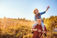 Счастливый отец и дочь идя на луг лета, имеющ потеху и игру стоковые фото Счастливый отец и дочь идя на луг лета, имеющ потеху и игру стоковые фото