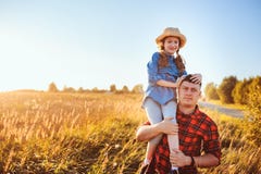 Счастливый отец и дочь идя на луг лета, имеющ потеху и игру стоковое фото rf Счастливый отец и дочь идя на луг лета, имеющ потеху и игру стоковое фото rf