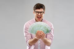 Счастливый молодой человек в стеклах с вентилятором денег евро стоковое изображение Счастливый молодой человек в стеклах с вентилятором денег евро стоковое изображение