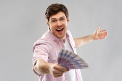 Счастливый молодой человек с вентилятором денег евро стоковое изображение Счастливый молодой человек с вентилятором денег евро стоковое изображение