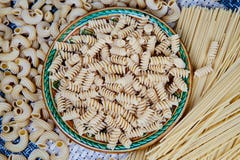 сырцовые макаронные изделия вс-зерна в плите на плетеной ткани на таблице Взгляд сверху стоковая фотография rf сырцовые макаронные изделия вс-зерна в плите на плетеной ткани на таблице Взгляд сверху стоковая фотография rf