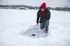Средний достигший возраста лед человека удя на озере в Минесоте во время зимы стоковые фото Средний достигший возраста лед человека удя на озере в Минесоте во время зимы стоковые фото