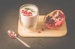 югурт Йогурт с хлопьями, венисой и мятой в стекле и плоде гранатового дерева на деревянном подносе Темная таблица backgtound пома стоковые фотографии rf югурт Йогурт с хлопьями, венисой и мятой в стекле и плоде гранатового дерева на деревянном подносе Темная таблица backgtound пома стоковые фотографии rf