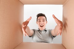 Удовлетворение оценка Удивленная коробка отверстия мальчика и выглядеть внутренний Пакет, доставка, сюрприз, подарок, образ жизни стоковые фото Удовлетворение оценка Удивленная коробка отверстия мальчика и выглядеть внутренний Пакет, доставка, сюрприз, подарок, образ жизни стоковые фото