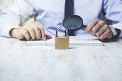 Увеличитель и замок руки человека стоковое изображение Увеличитель и замок руки человека стоковое изображение