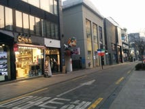 Улица Apgujeong на заходе солнца стоковое фото rf Улица Apgujeong на заходе солнца стоковое фото rf