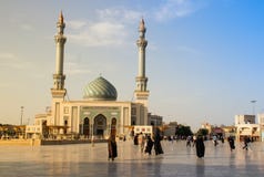Улица города с людьми идя наряду с великолепной иранской персидской святыней Фатимы Masumeh мечети в сини стоковое изображение rf Улица города с людьми идя наряду с великолепной иранской персидской святыней Фатимы Masumeh мечети в сини стоковое изображение rf