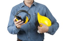 Умный работник инженера нести голубую рубашку и придержать желтый шлем безопасности и желтые халявы уха на предпосылке изолята стоковая фотография rf Умный работник инженера нести голубую рубашку и придержать желтый шлем безопасности и желтые халявы уха на предпосылке изолята стоковая фотография rf